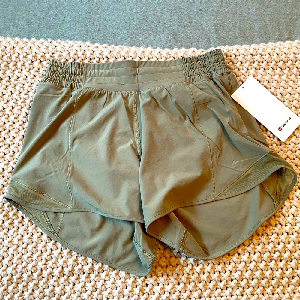 Lululemon Hotty Hot Short High Rise 4” (size 6)